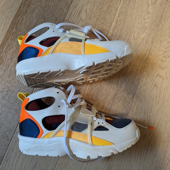 Limited edition Nike shoes (barely worn) - Picture 2 of 4